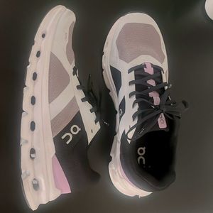 On Cloud -  Cloud Runner Woman’s Sneaker